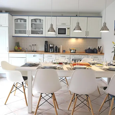 Geschmackvoll Eingerichtete Erdgeschosswohnung Fuer 4 Personen Laedt Zum Entspannen Ein. Westerland