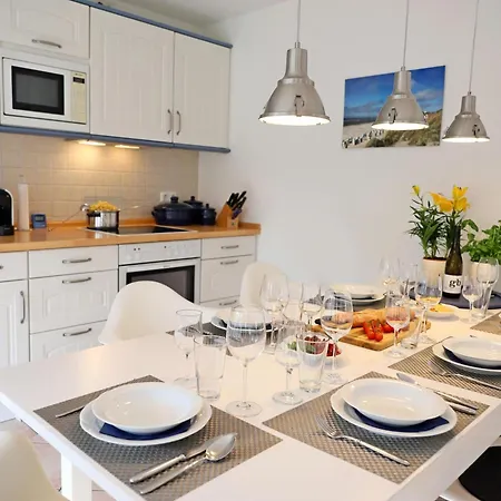 Geschmackvoll Eingerichtete Erdgeschosswohnung Fuer 4 Personen Laedt Zum Entspannen Ein. * Westerland