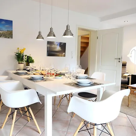 Geschmackvoll Eingerichtete Erdgeschosswohnung Fuer 4 Personen Laedt Zum Entspannen Ein. Lägenhet Westerland